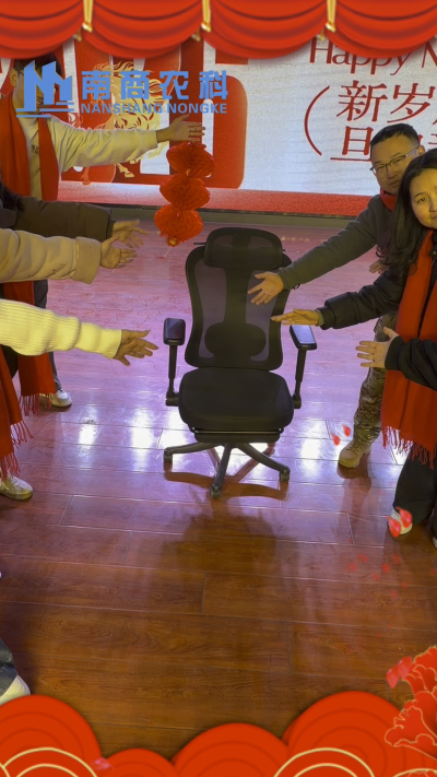 🎇 元旦快乐，温暖相伴 🎇时光匆匆，感恩 2025 年每一份支持与陪伴！从猪场到工厂，南商农科的成长，离不开每一位合作伙伴与家人的信赖！2026 年，我们将继续以贴心服务和硬核设备，陪您一路前行，养殖